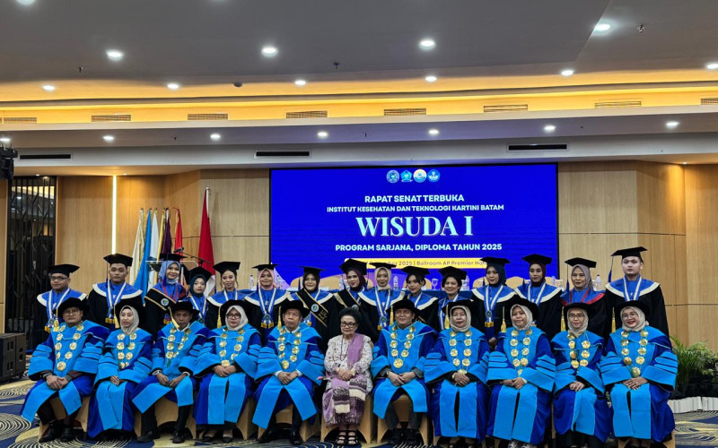 Wisuda I Institut Kesehatan dan Teknologi Kartini Batam: Integrity Shapes Employability